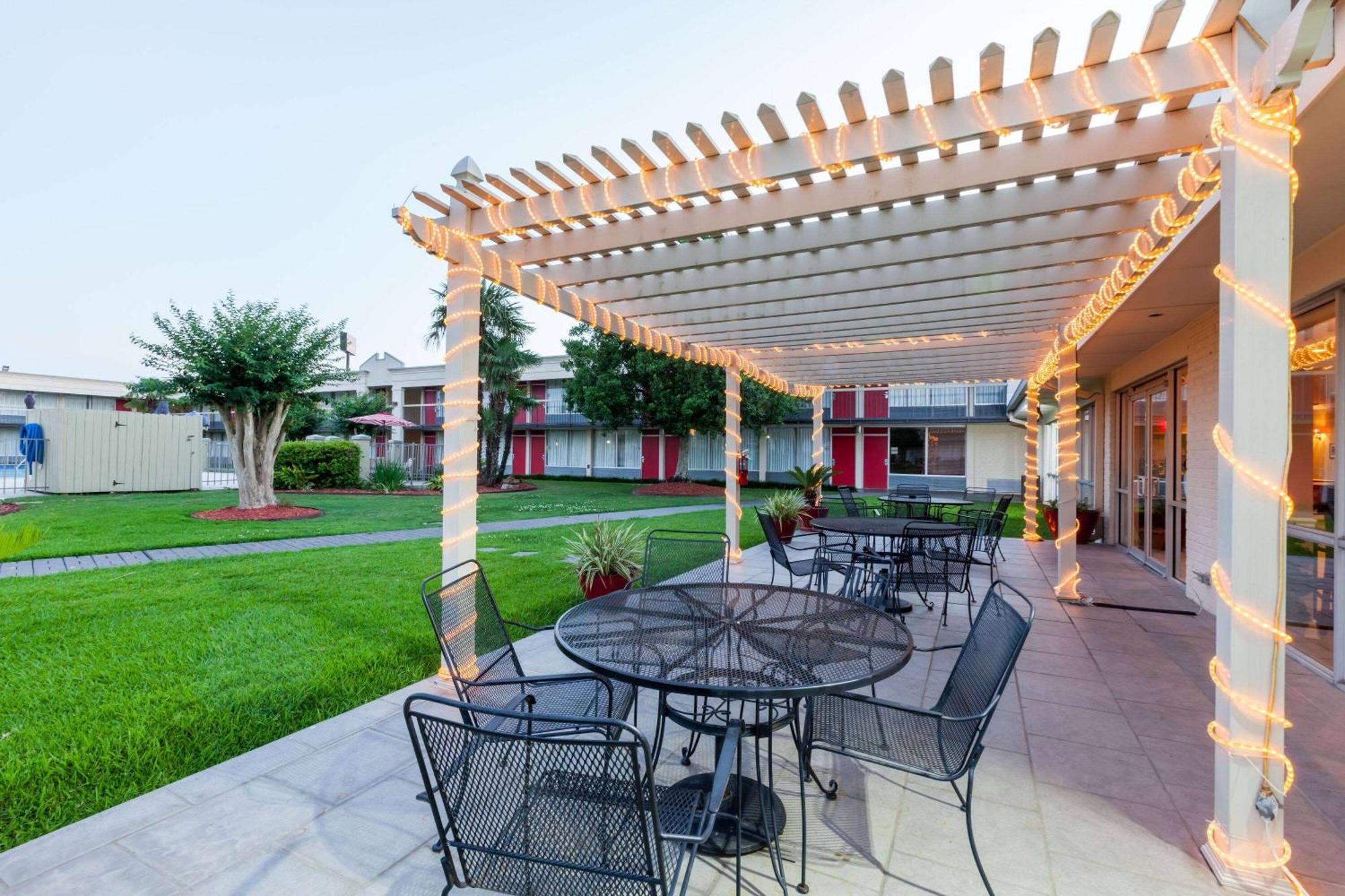 Hotel Ramada By Wyndham New Iberia Exterior foto