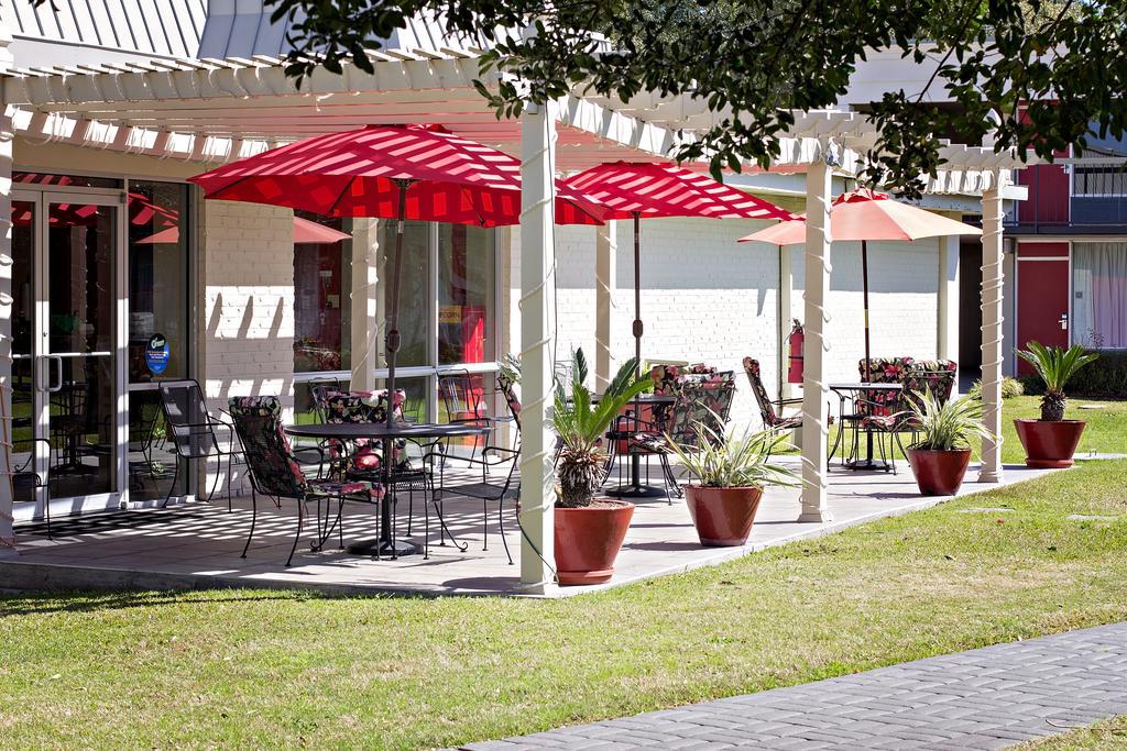 Hotel Ramada By Wyndham New Iberia Exterior foto